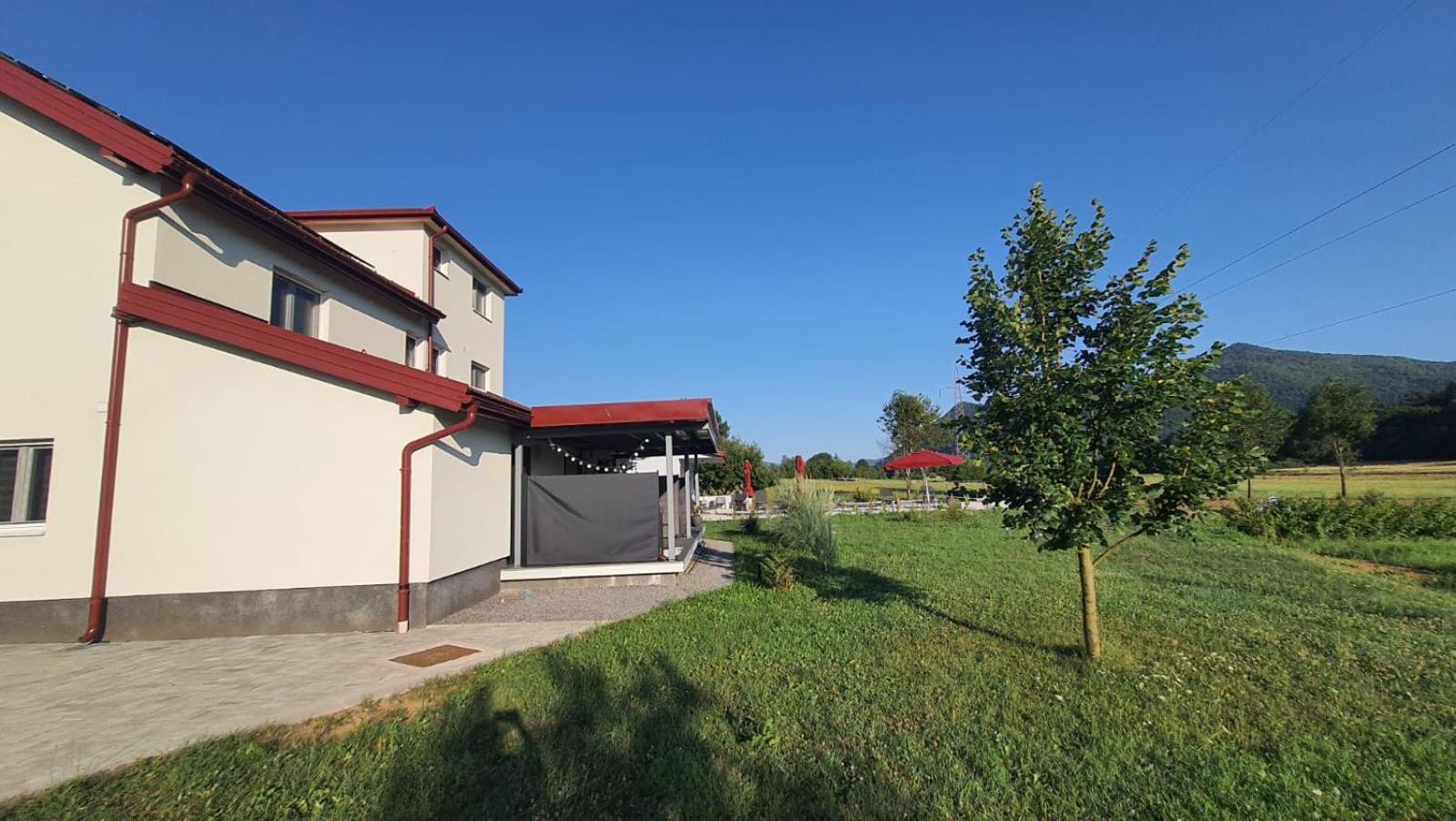Apartman Fenestra S Terasom I Pogledom Na Gacku Otočac Екстериор снимка