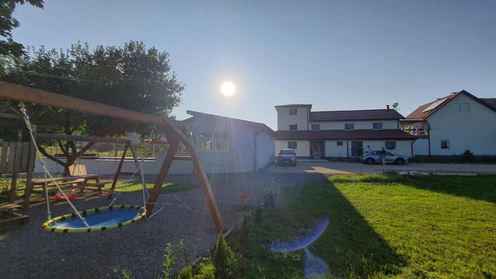 Apartman Fenestra S Terasom I Pogledom Na Gacku Otočac Екстериор снимка