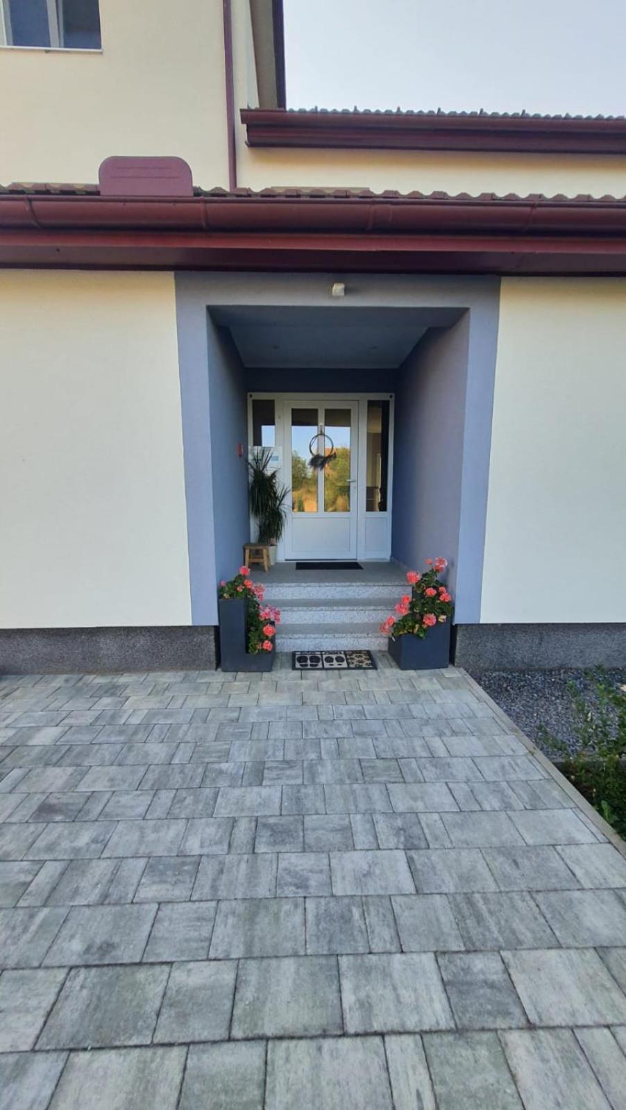 Apartman Fenestra S Terasom I Pogledom Na Gacku Otočac Екстериор снимка